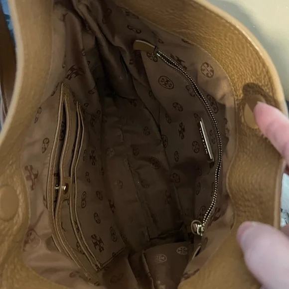 Tory Burch ivy hobo bag made out of pebble leather - Picture 4 of 6